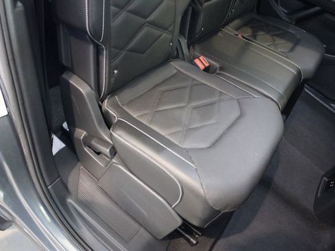 Used 2025 Volkswagen Atlas SE FWD image 24