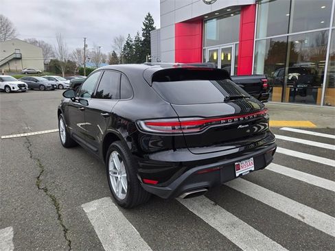Used 2024 Porsche Macan Base image 9