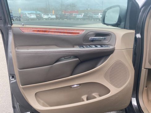 Used 2014 Chrysler Town & Country Touring image 10