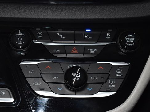 Certified 2024 Chrysler Pacifica Touring-L FWD image 17