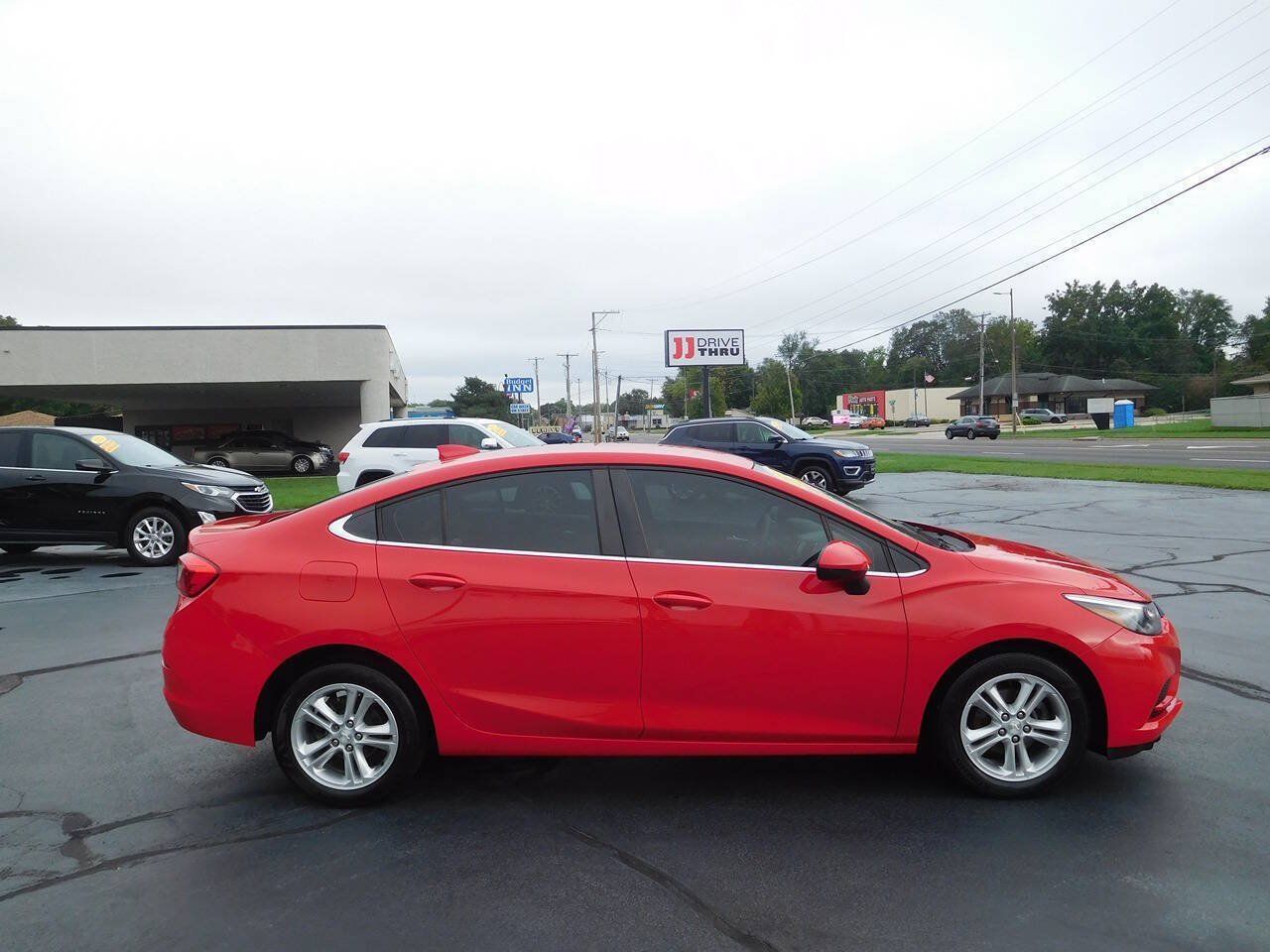 Used 2018 Chevrolet Cruze LT FWD image 2