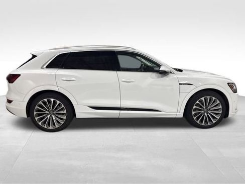 Used 2019 Audi e-tron Prestige w/ Prestige Package image 11