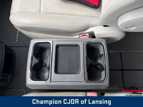Used 2010 Chrysler Town & Country Limited w/ Flexible Seating Group FWD image 35