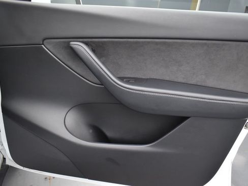Used 2022 Tesla Model Y Long Range AWD/4WD image 24