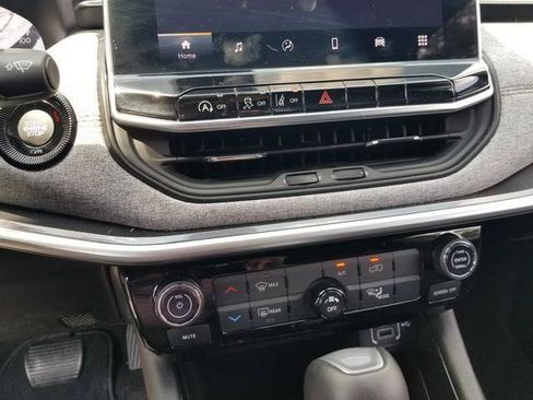 Used 2024 Jeep Compass Latitude AWD/4WD image 22