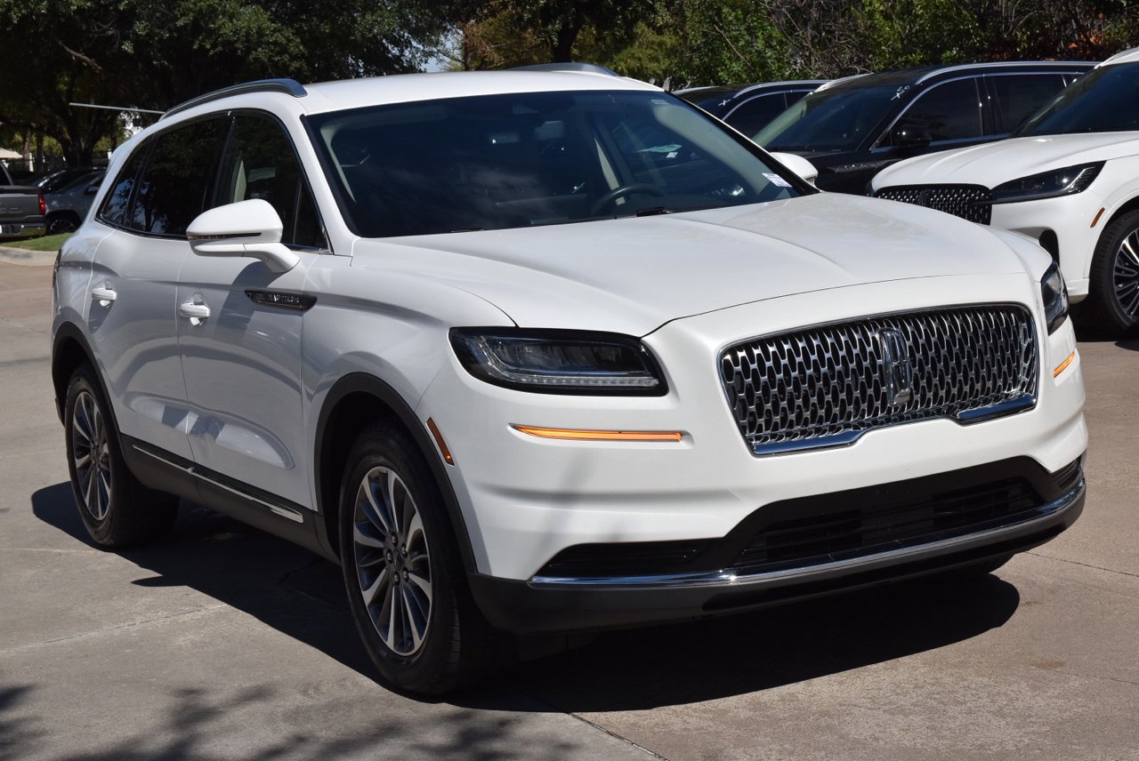 Used 2022 Lincoln Nautilus FWD w/ Premium Package image 4