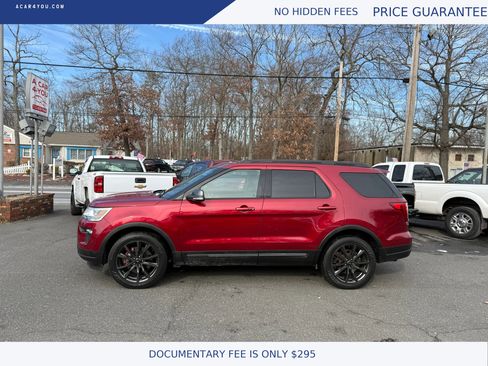 Used 2018 Ford Explorer XLT w/ Equipment Group 202A image 5