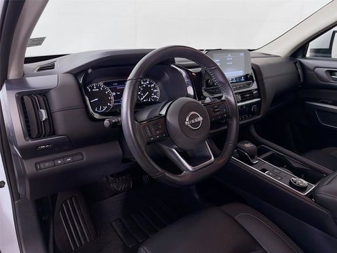 Used 2025 Nissan Pathfinder SL AWD/4WD image 9