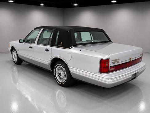 Used 1992 Lincoln Town Car Signature RWD image 3