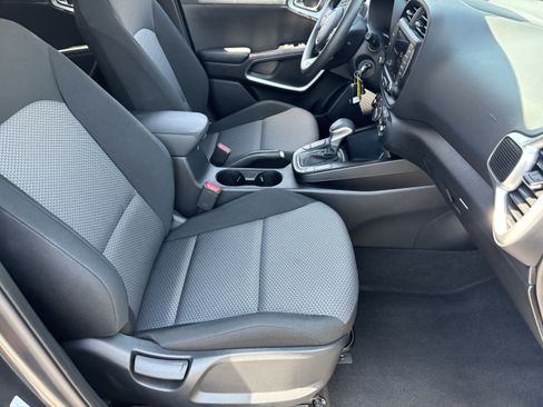 Certified 2025 Kia Soul LX w/ LX Technology Package FWD image 9