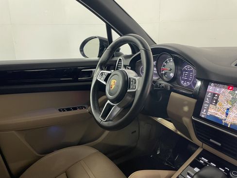 Used 2021 Porsche Cayenne image 10