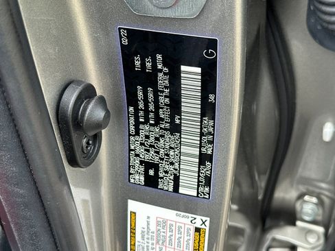Used 2022 Lexus GX 460 Premium w/ Accessory Package AWD/4WD image 35