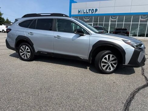 Used 2023 Subaru Outback Premium AWD/4WD image 3
