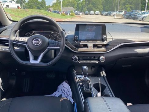 Used 2025 Nissan Altima 2.5 SV FWD image 9