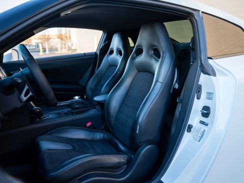 Used 2013 Nissan GT-R Premium image 3