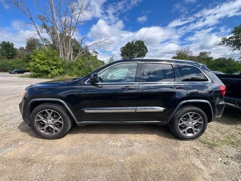 Used 2011 Jeep Grand Cherokee Laredo AWD/4WD image 6