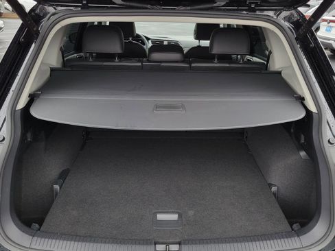 Used 2022 Volkswagen Tiguan SE w/ Panoramic Sunroof Package image 43