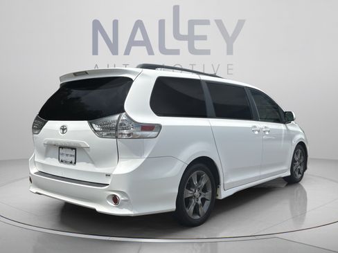 Used 2011 Toyota Sienna SE w/ Preferred Pkg FWD image 5