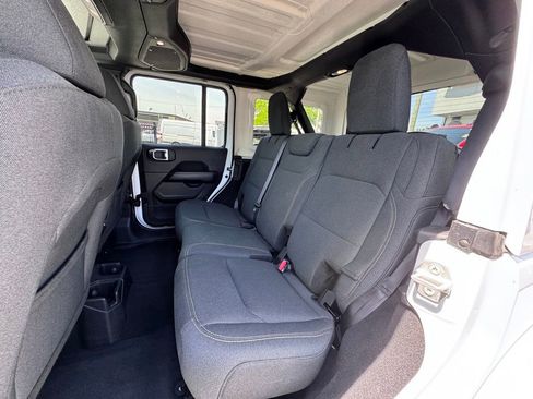 Used 2025 Jeep Wrangler Unlimited Sahara AWD/4WD image 15