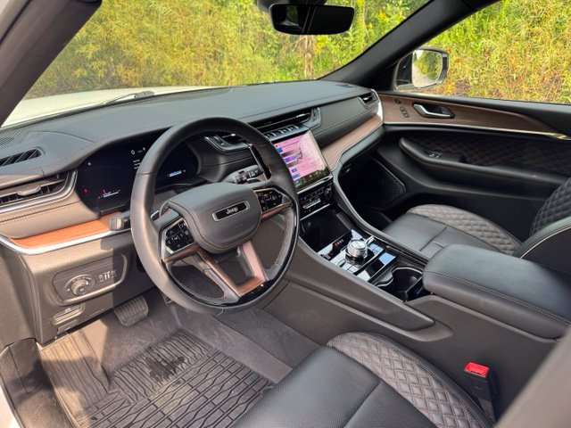 Used 2025 Jeep Grand Cherokee L Summit AWD/4WD image 9