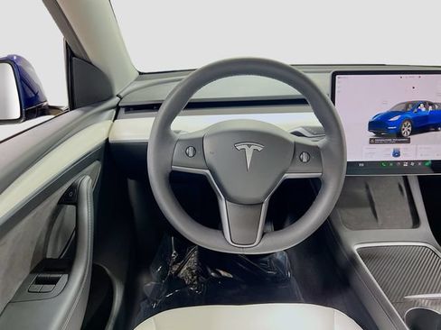 Used 2024 Tesla Model Y Long Range AWD/4WD image 23