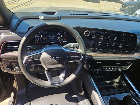 Used 2025 Chevrolet Suburban Z71 image 17