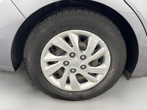 Used 2019 Hyundai Elantra SE w/ Cargo Package image 32