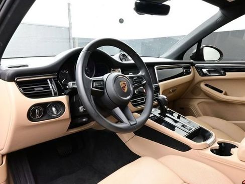 Certified 2025 Porsche Macan AWD/4WD image 4