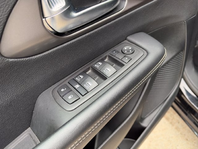 Used 2025 Chrysler Pacifica Select FWD image 13