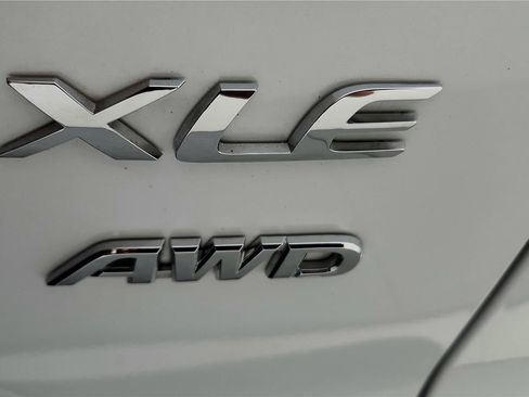 Certified 2022 Toyota Corolla Cross XLE image 14