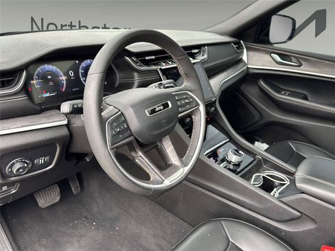 Used 2025 Jeep Grand Cherokee Limited w/ Black Appearance Package AWD/4WD image 13