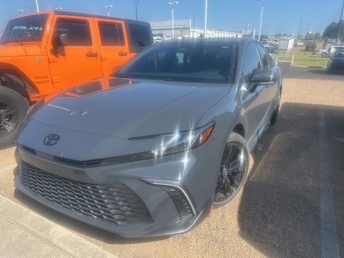 Used 2025 Toyota Camry SE w/ Convenience Package image 1