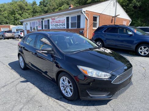Used 2018 Ford Focus SE w/ Cold Weather Package FWD image 3