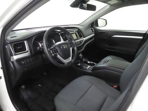 Used 2019 Toyota Highlander LE FWD image 16