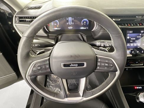 Used 2023 Jeep Grand Cherokee Laredo w/ Luxury Tech Group I image 11