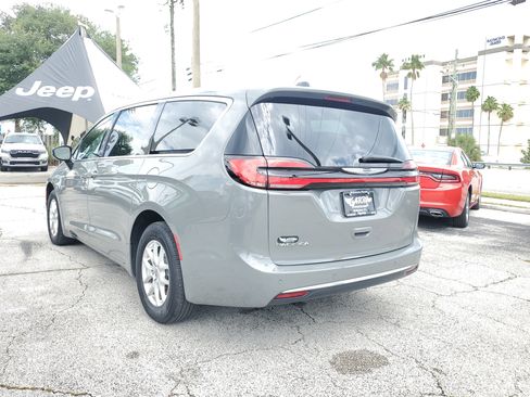 Used 2025 Chrysler Pacifica Select FWD image 3