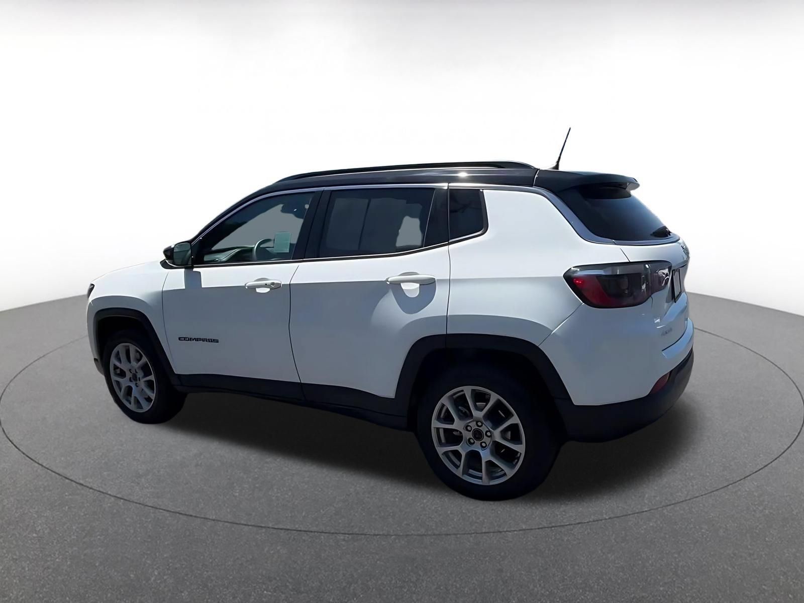 Used 2025 Jeep Compass Limited AWD/4WD image 9