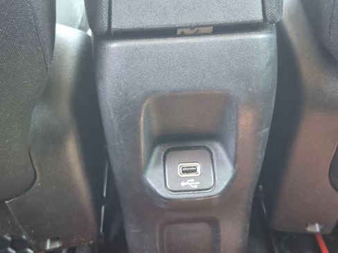 Used 2018 Jeep Renegade Latitude FWD image 24