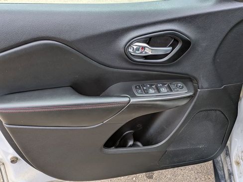 Used 2022 Jeep Cherokee Trailhawk image 10