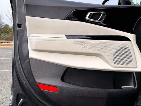 Used 2024 Kia Carnival EX image 27