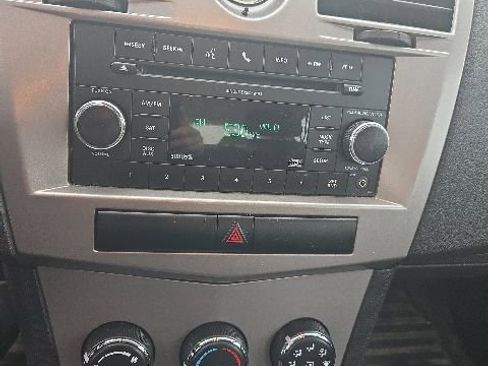 Used 2010 Chrysler Sebring Touring FWD image 7