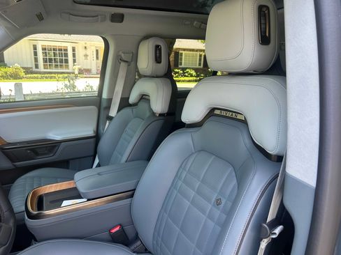 Used 2025 Rivian R1S Premium AWD/4WD image 19