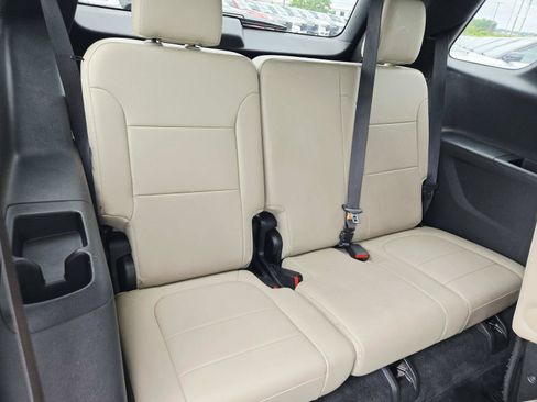 Used 2022 Chevrolet Traverse LT w/ LPO, Floor Liner Package FWD image 16
