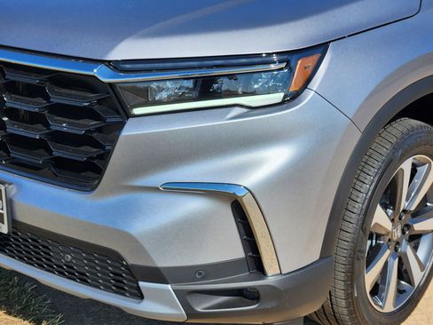 New 2025 Honda Pilot Touring image 9