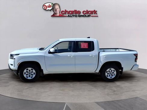 Used 2024 Nissan Frontier SV image 2