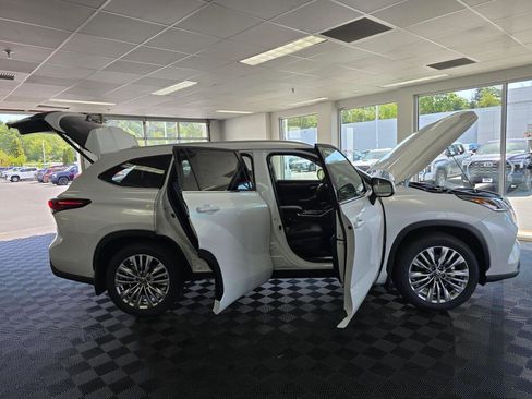 New 2026 Toyota Highlander Platinum AWD/4WD image 17