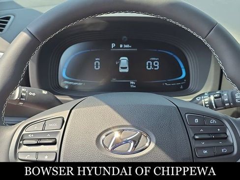 Used 2025 Hyundai Venue Limited FWD image 14