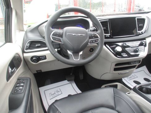 Used 2023 Chrysler Pacifica Touring-L FWD image 5