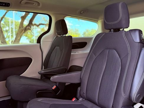 Used 2023 Chrysler Voyager LX image 30