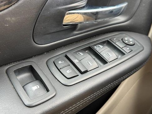 Used 2013 Dodge Grand Caravan SXT w/ UConnect Hands-Free Group image 24